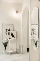 아치 디테일이 돋보이는 미니멀 북유럽풍 현관